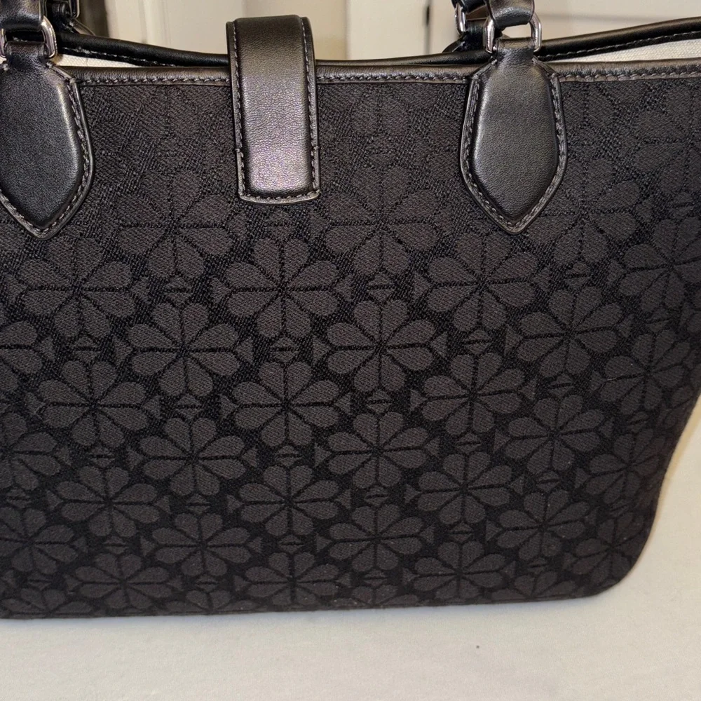 Kate Spade shoulder bag magnetic closure fabric daisy print inside pockets S338